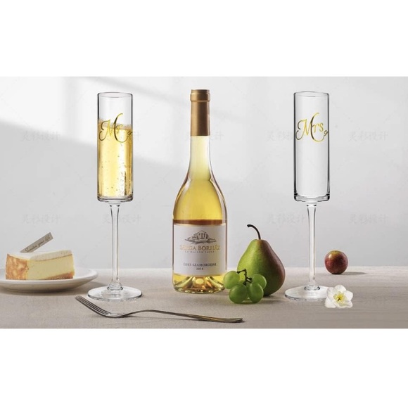 Mr and Mrs Champagne Flutes, Bridal Shower Gift, Bride and Groom Toasting Glass - Picture 4 of 8